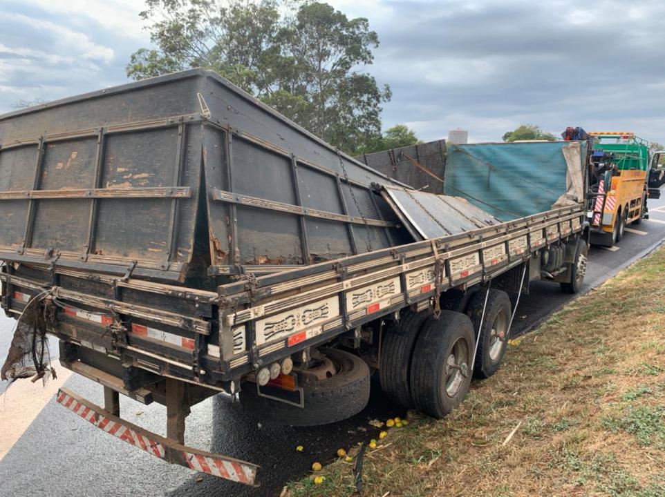 Foto 4 de 4 — ​Acidente com caminhão na SP-255 fecha um dos acessos a Araraquara